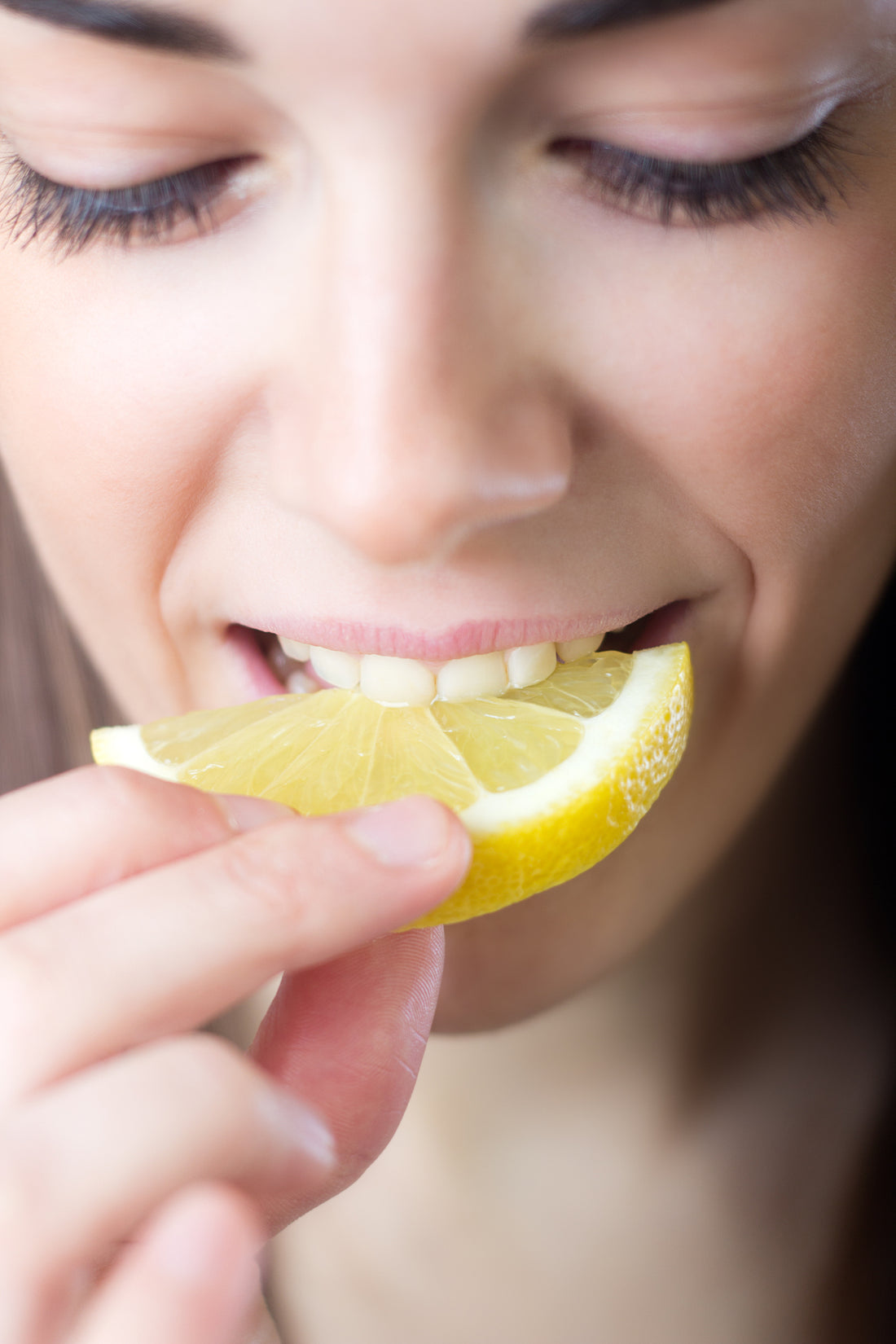 remedios caseros para blanquear los dientes: limón, bicarbonato, etc