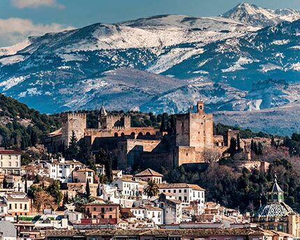 Fotografía de Granada con Sierra Nevada con nieve